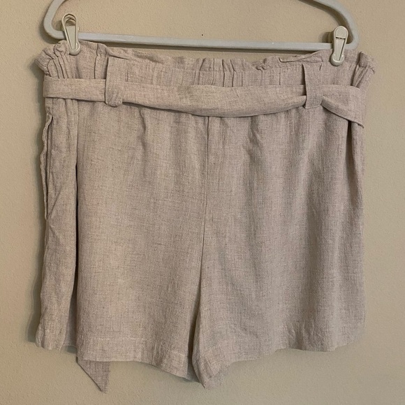 NEW LOOK Size 14 Tan Linen Paperbag Shorts Coconut Wood Buckle - Picture 2 of 15